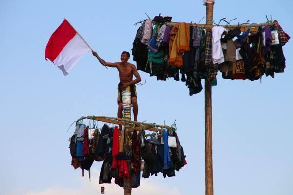 Suka duka sebagai peserta panjat pinang, namun penuh kebahagiaan dan semangat 