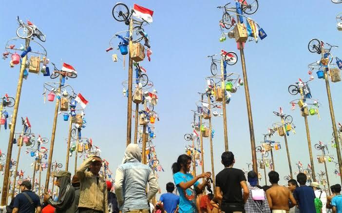 Suka duka sebagai peserta panjat pinang, namun penuh kebahagiaan dan semangat 