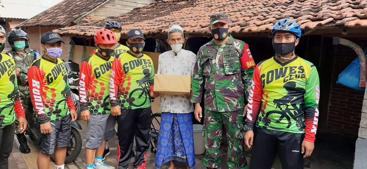Sambil Gowes Berikan Santunan Kepada Warga