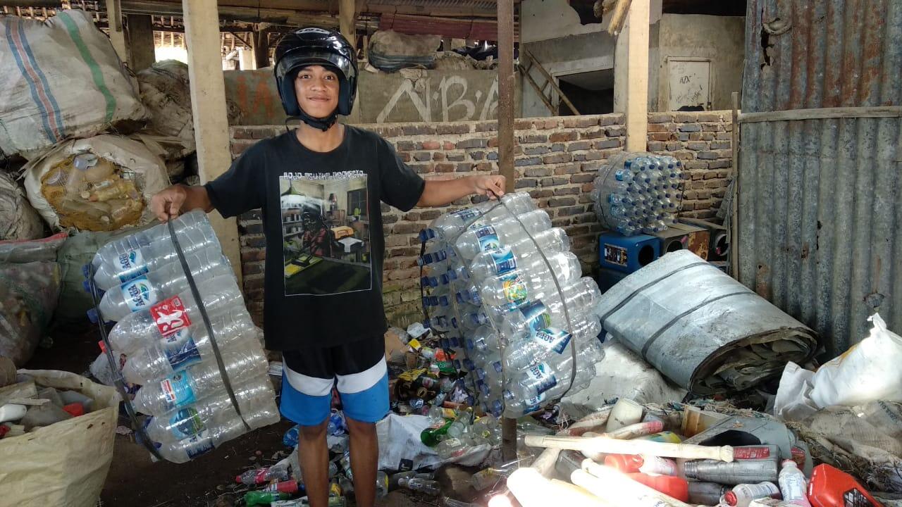 Perjuangan Mencari Botol Bekas Sampai Ke Kota Tetangga, Demi HUT RI !