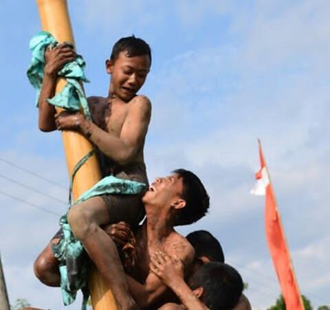 Keseruan Nonton Lomba Panjat Pinang 17 an, Kenangan Tak Terlupa
