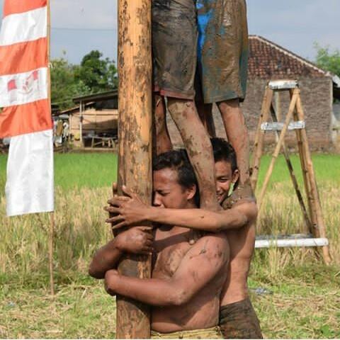 Keseruan Nonton Lomba Panjat Pinang 17 an, Kenangan Tak Terlupa