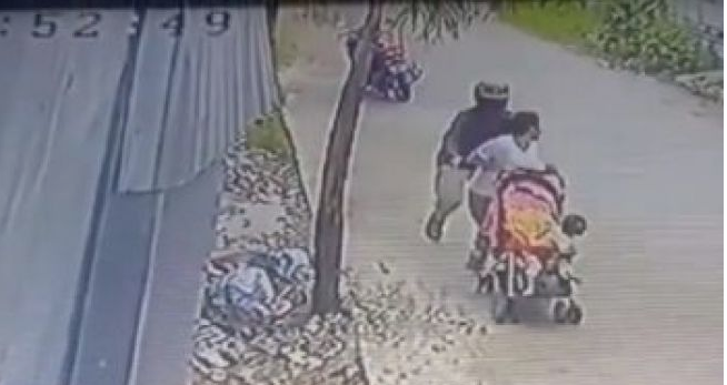 Dikejar-kejar, Aksi Pemotor Remas Dada Wanita saat Bawa Bayi Terekam CCTV!