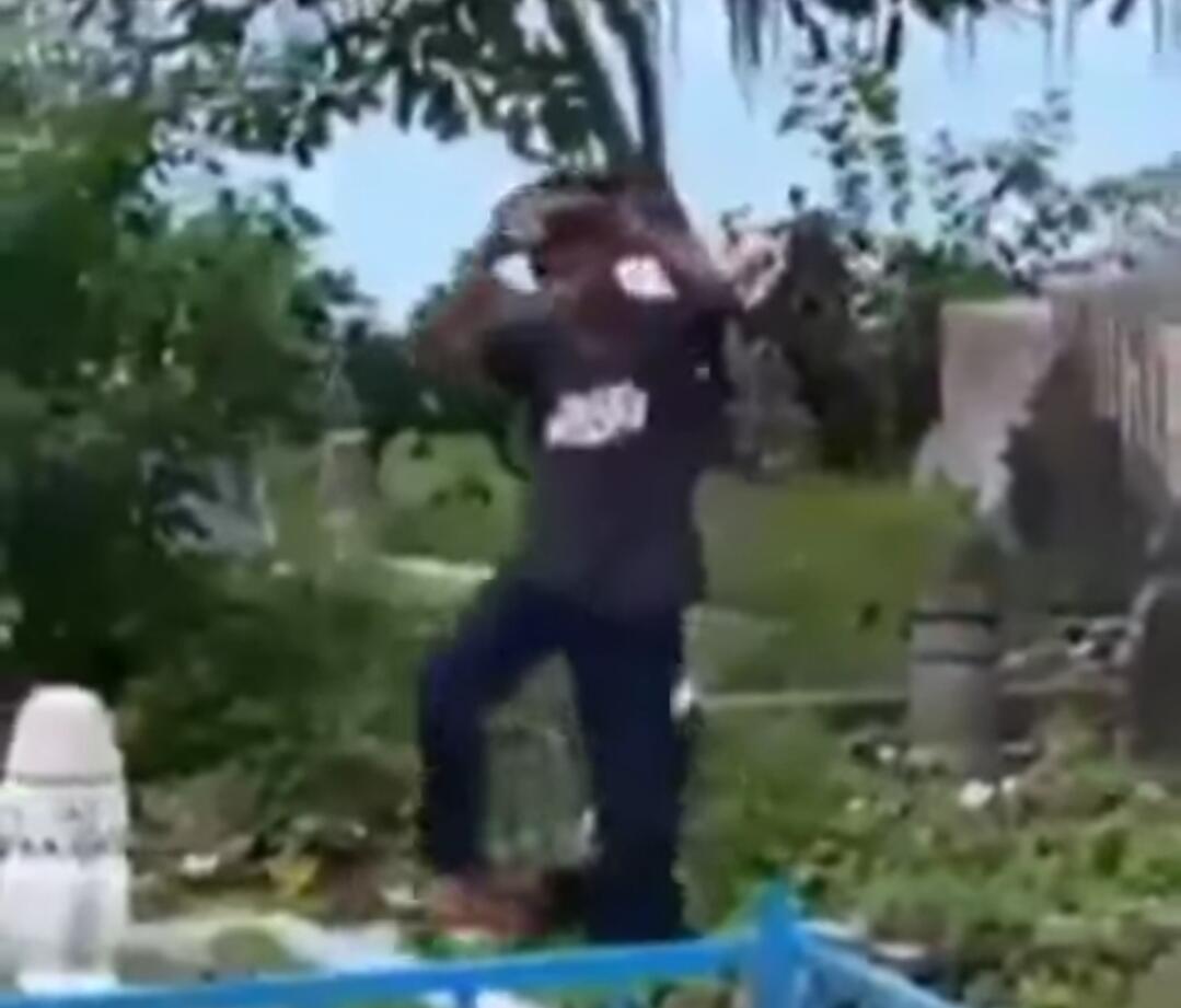 Warganet Geram, Melihat Aksi Remaja Ini Merusak Banyak Nisan dan Mengangkanginya!