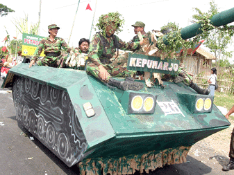 Kenangan 17-an!! Tank Ala Becak Selalu Melengkapi Hari Perayaan Kemerdekaan RI.