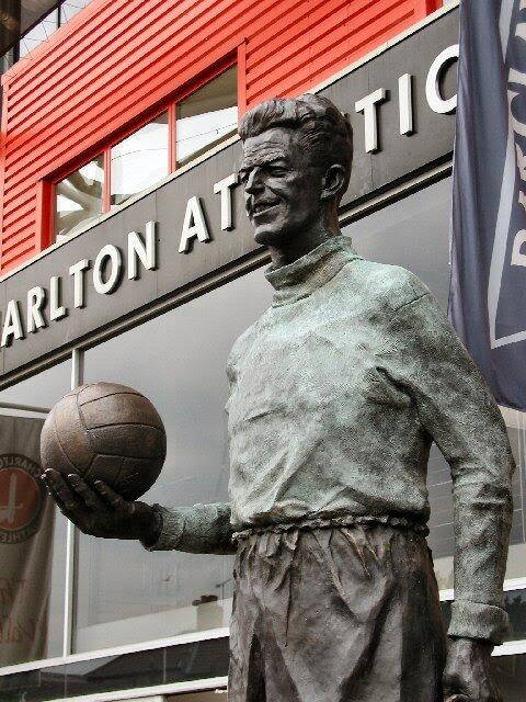 Kisah di Balik Patung Sam Bartrem, Sang Kiper Legendaris Dari Charlton! 