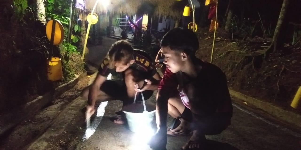 Menghias Jalan Malam Hari Jauh Lebih Menyenangkan. Ini Kenanganku Mana Kenanganmu?