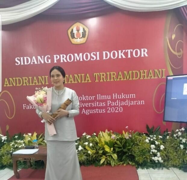Gara-gara Tanah, Wanita Cantik Ini Gondol Gelar Doktor Cum Laude