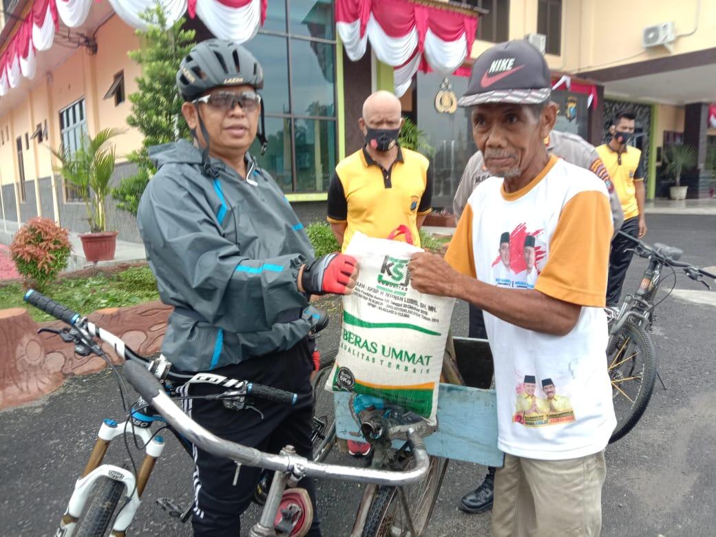 Terharu,Pedagang Lemang Tradisional Sujud Syukur Dagangannya Diborong Habis Kapolres.