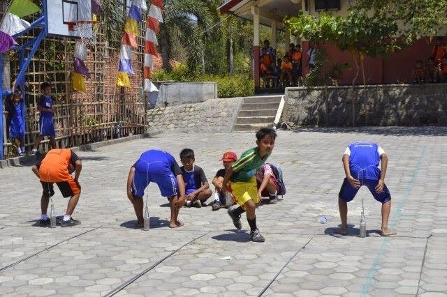 Lomba Memasukan Paku ke Dalam Botol Paling Berkesan Bagi Ane Ketika 17an