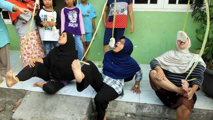 Kegembiraan lomba makan kerupuk kategori orang tua, ada semangat kebahagiaan