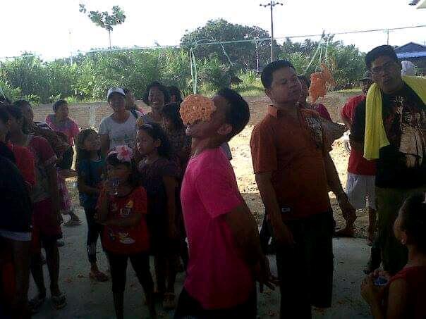 Kegembiraan lomba makan kerupuk kategori orang tua, ada semangat kebahagiaan
