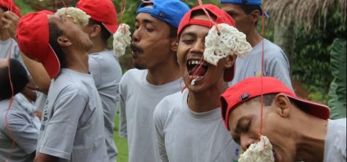 Kegembiraan lomba makan kerupuk kategori orang tua, ada semangat kebahagiaan