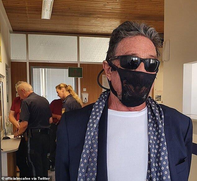 Heboh! John McAfee Ditangkap Polisi Karena Pakai Masker G-string