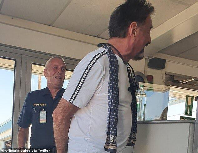 Heboh! John McAfee Ditangkap Polisi Karena Pakai Masker G-string