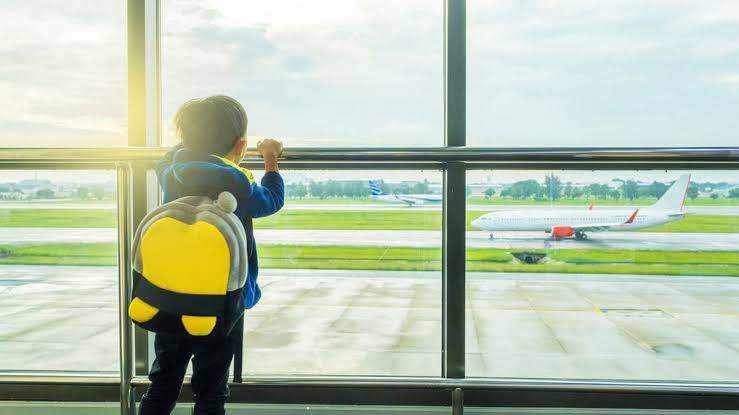 Salut! Anak Kecil Naik Pesawat Sendirian Demi Jenguk Ayahnya Yang Sakit