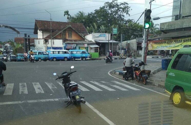 Keanehan Yang Terjadi Di Lampu Merah, Bisa Bikin Ketawa Melihatnya!