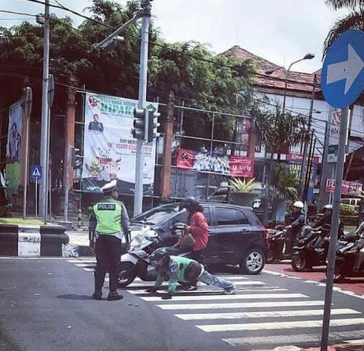 Keanehan Yang Terjadi Di Lampu Merah, Bisa Bikin Ketawa Melihatnya!