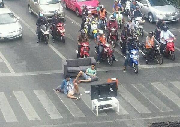 Keanehan Yang Terjadi Di Lampu Merah, Bisa Bikin Ketawa Melihatnya!