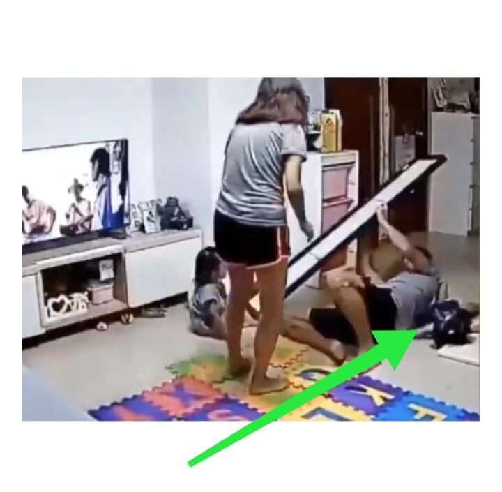 Wow! Bak Adegan di Film, Seorang Ayah Selamatkan Anaknya yang Hampir Tertimpa Cermin