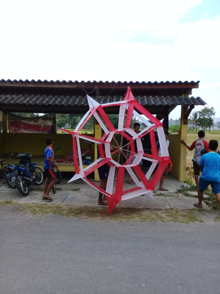 Main 'Layangan Kerupuk' Ala Muda-mudi Bongsren Memperingati HUT RI, Seru Banget Lho!