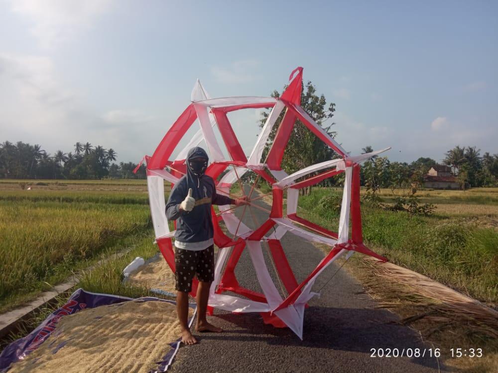 Main 'Layangan Kerupuk' Ala Muda-mudi Bongsren Memperingati HUT RI, Seru Banget Lho!