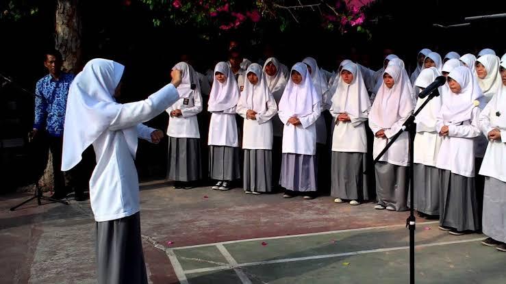 Momen 17-an! Tetap Semangat Nyanyikan Lagu Kemerdekaan Meski Panas Menyengat Badan