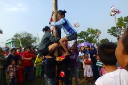 Keseruan Panjat Pinang Ala Emak-emak Rempong, Alias Bikin Rusuk Intip Yuk!