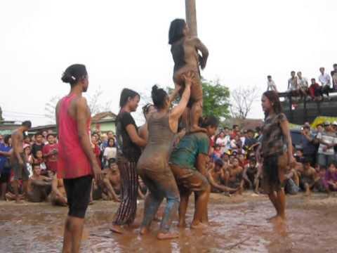 Keseruan Panjat Pinang Ala Emak-emak Rempong, Alias Bikin Rusuk Intip Yuk!