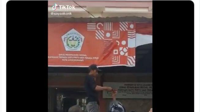 Mirip Salib, Sekelompok Orang di Lhokseumawe Cat Ulang Spanduk HUT RI ke 75