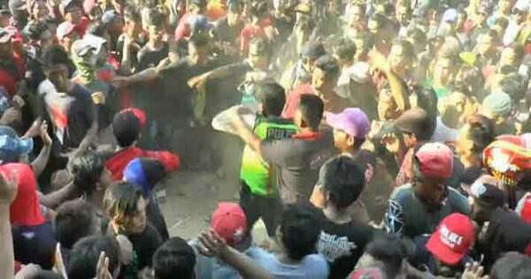 Pulang Nonton Hiburan Malam Pesta Rakyat, Ngumpet di Rumah Berhantu Sampai Pagi!