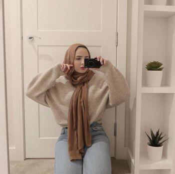 10 GAYA HIJAB YANG BIKIN AWET MUDA, COCOK BUAT NGANTOR DAN HANGOUT