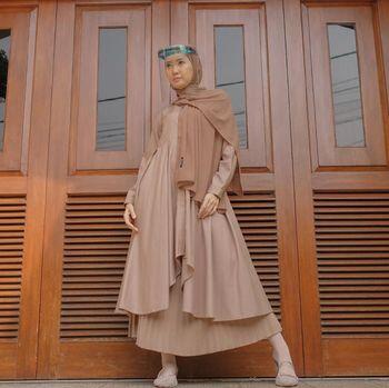 10 GAYA HIJAB YANG BIKIN AWET MUDA, COCOK BUAT NGANTOR DAN HANGOUT