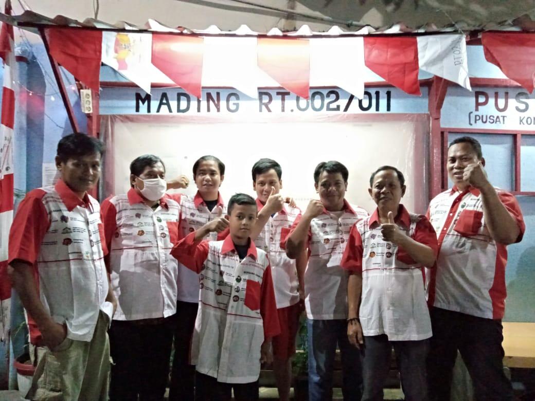 Ketua RW,Ketua Karang Taruna Kampung dongkal Sulap Tas Bekas Bansos Disulap Jadi Baju