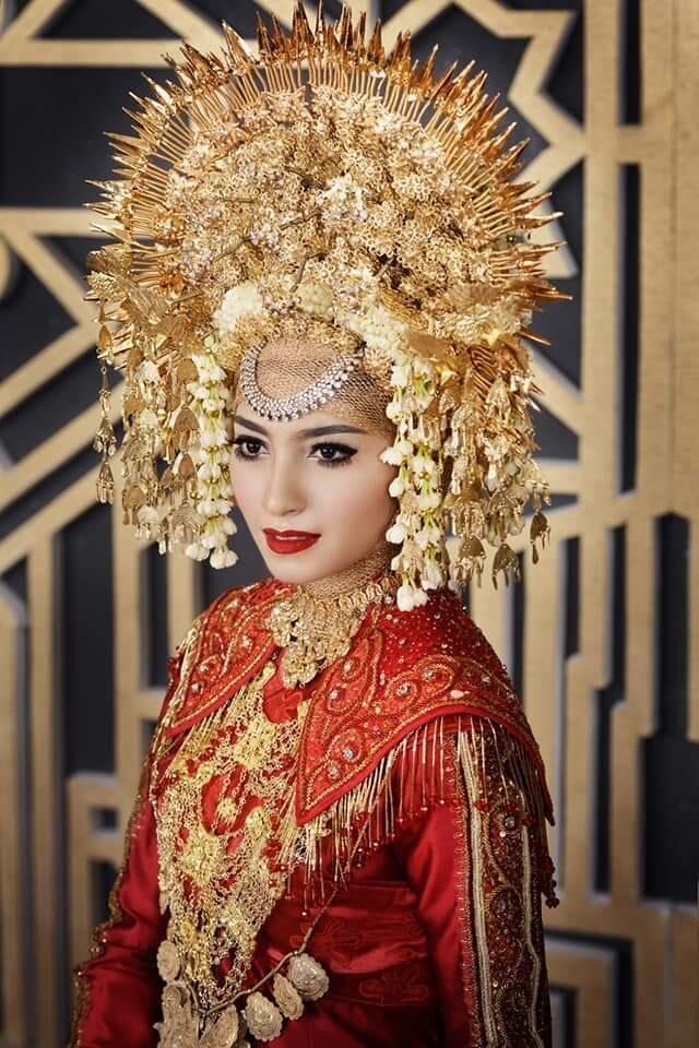 Bukan Hanya Tiara Yang Memukau, 6 Suku Di Indonesia Ini Punya Mahkota Pengantin Unik
