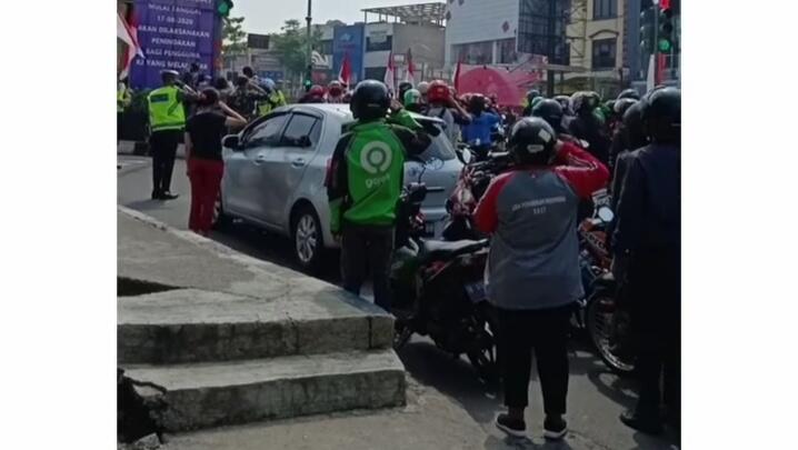 Bikin Haru, Para Pengguna Jalan Berhenti dan Sikap Sempurna Nyanyikan Indonesia Raya!