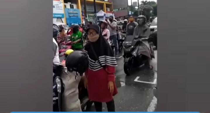 Bikin Haru, Para Pengguna Jalan Berhenti dan Sikap Sempurna Nyanyikan Indonesia Raya!