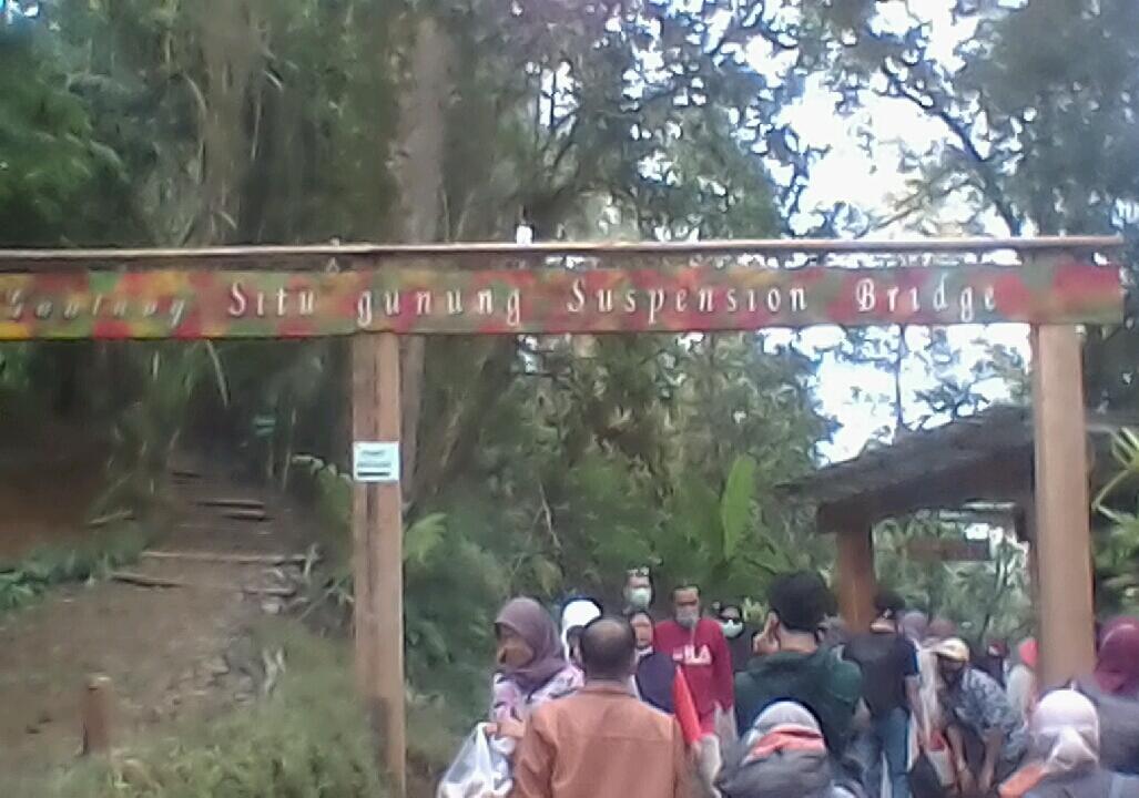 Berlibur di Situ Gunung Suspection Bridge