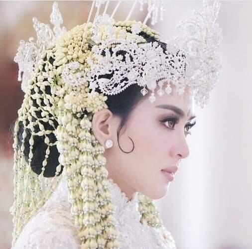 Bukan Hanya Tiara Yang Memukau, 6 Suku Di Indonesia Ini Punya Mahkota Pengantin Unik