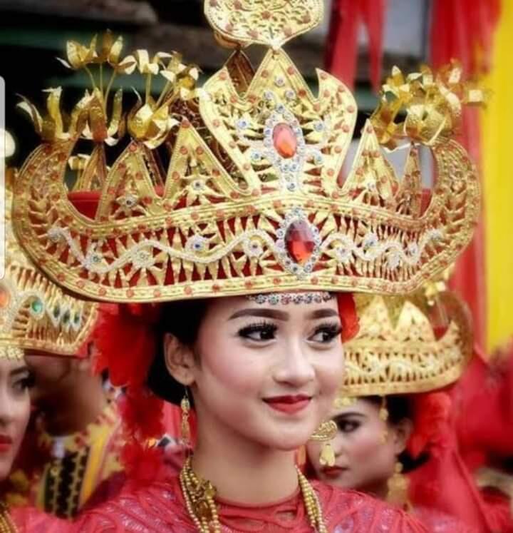 Bukan Hanya Tiara Yang Memukau, 6 Suku Di Indonesia Ini Punya Mahkota Pengantin Unik
