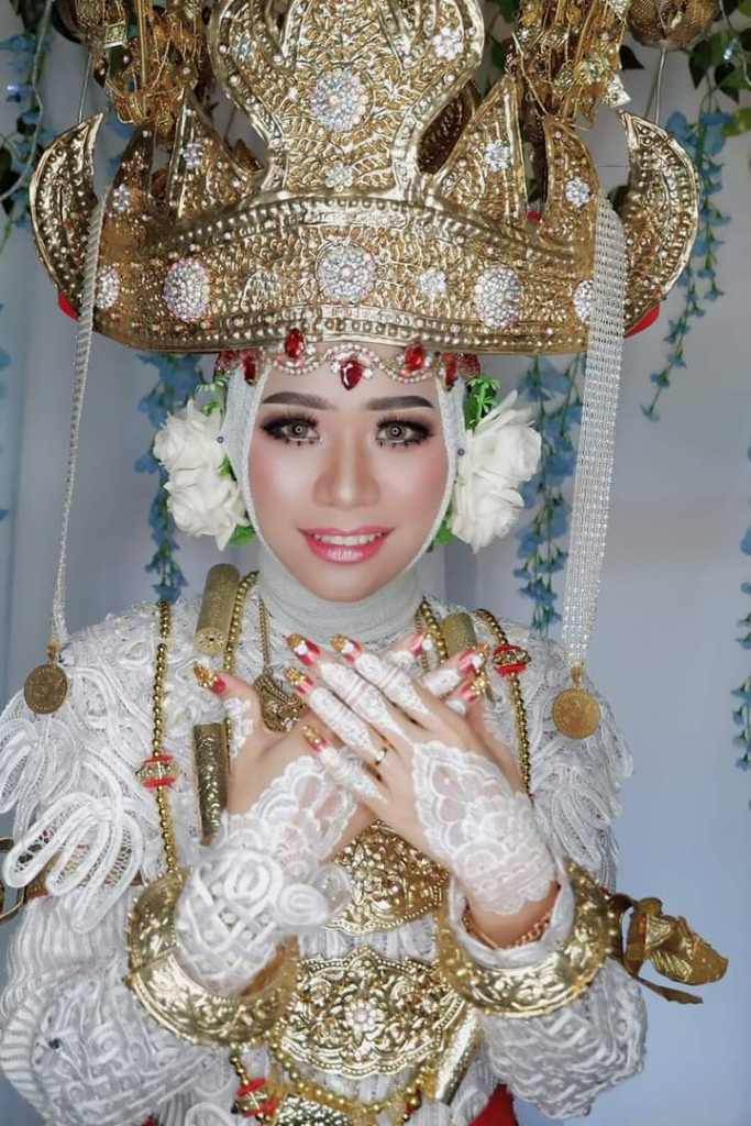 Bukan Hanya Tiara Yang Memukau, 6 Suku Di Indonesia Ini Punya Mahkota Pengantin Unik