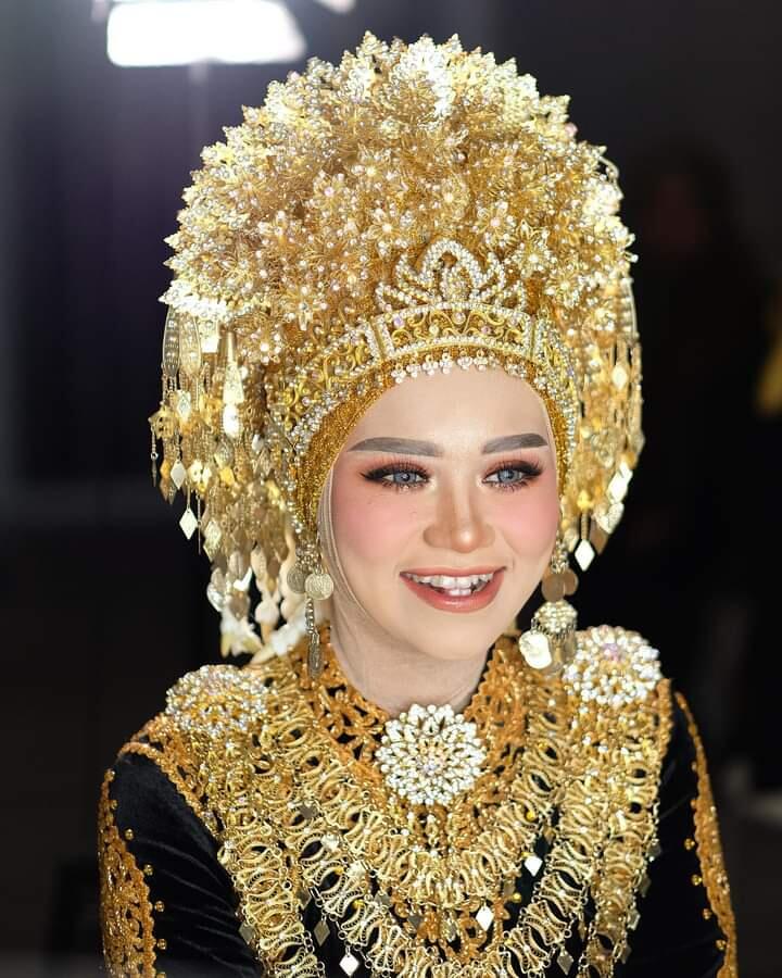 Bukan Hanya Tiara Yang Memukau, 6 Suku Di Indonesia Ini Punya Mahkota Pengantin Unik