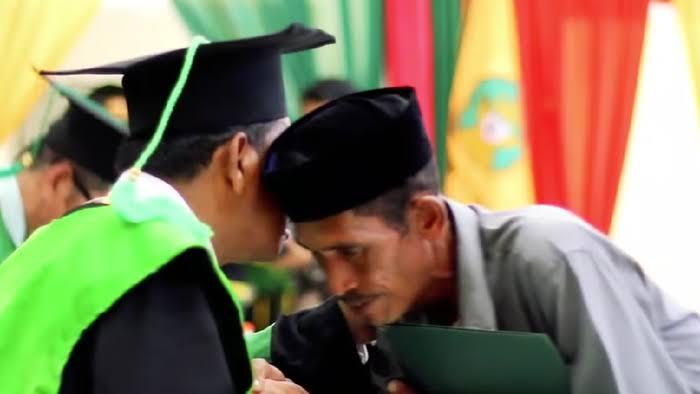 Bikin Haru, Seorang Bapak Menerima Ijazah Anaknya yang Meninggal Kecelakaan Tunggal