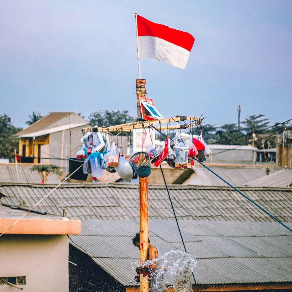 Panjat Pinang Gotong Royong dan Filosofi yang Luhur