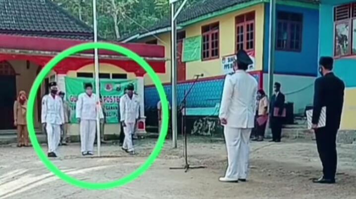 Gokils, Pengibar Bendera Ini Salah Menghadap Saat Hendak Kembali Ke Barisan! 