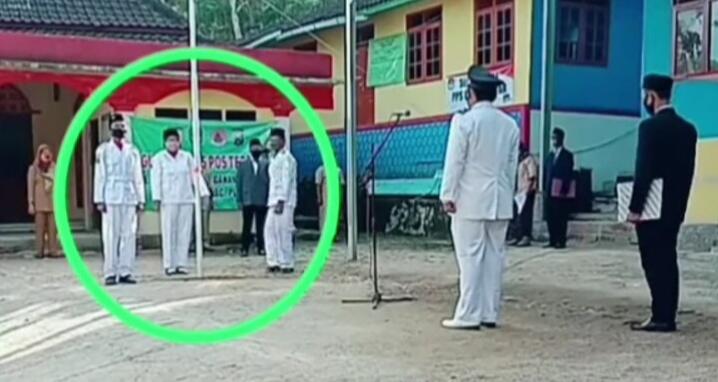 Gokils, Pengibar Bendera Ini Salah Menghadap Saat Hendak Kembali Ke Barisan! 