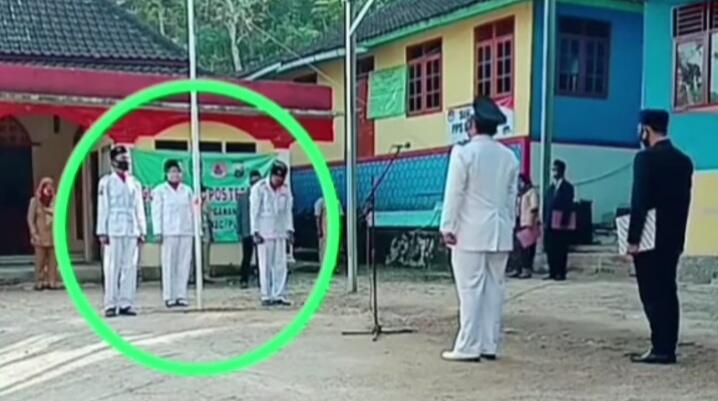 Gokils, Pengibar Bendera Ini Salah Menghadap Saat Hendak Kembali Ke Barisan! 