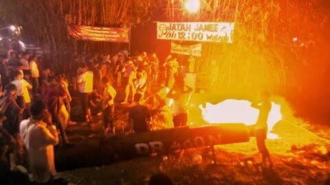 Mengenang Tradisi Perang Meriam Bambu Dimalam Hari Kemerdekaan.