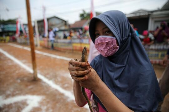 Nostalgia Susahnya Lomba Bawa Belut tapi Seru 