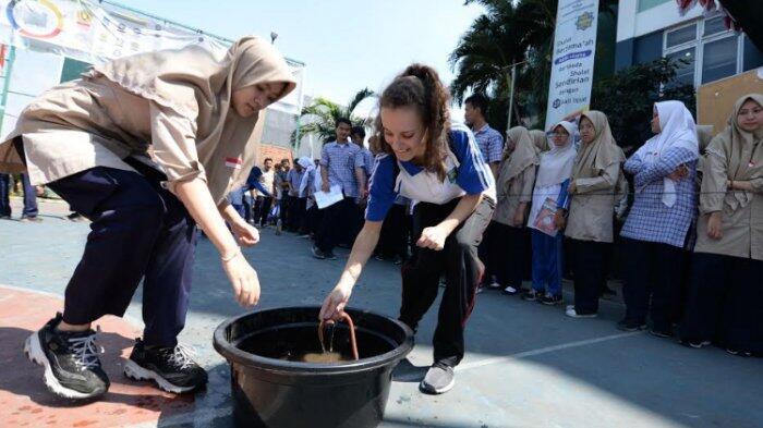 Nostalgia Susahnya Lomba Bawa Belut tapi Seru 